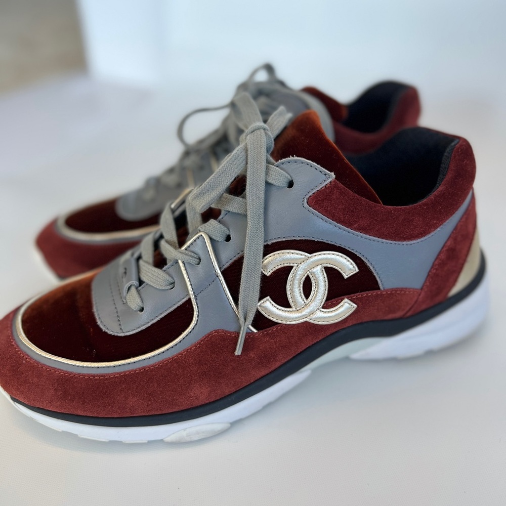 Beautiful CHANEL Sneakers in burgundy and grey. Size EU40/US9